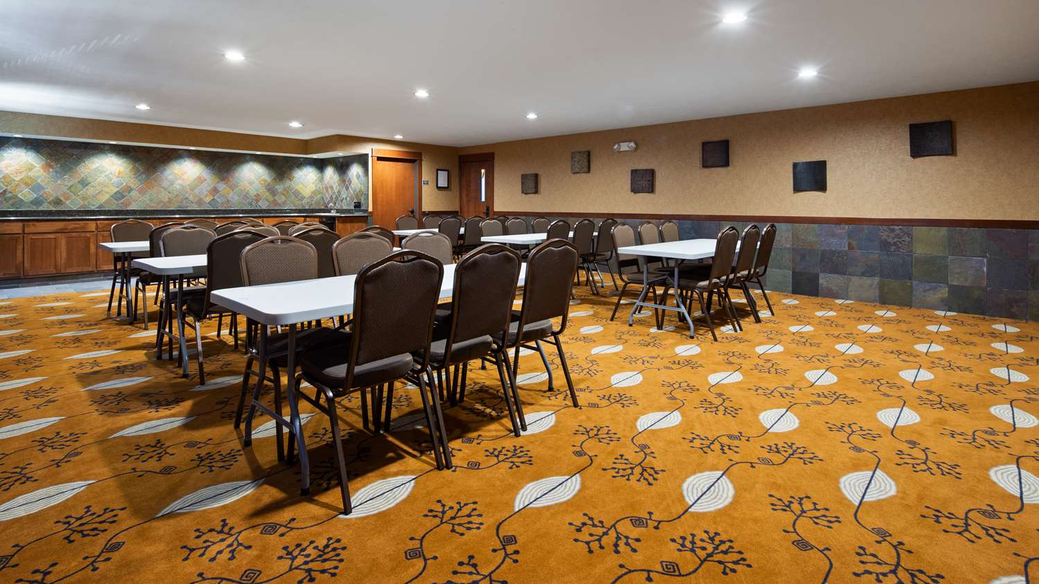Lloyd Hotel Astoria Bayfront, Ascend Hotel Collection, OR 40/43