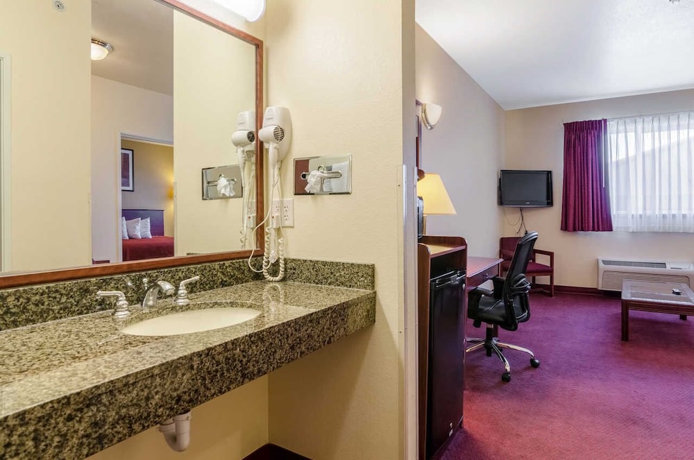 Holiday Inn Express Wichita North - Park City 37/38