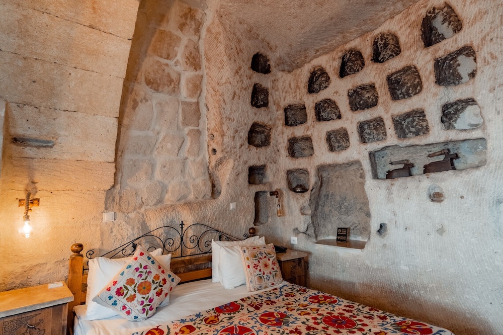 Amber Cave Suites 50/76