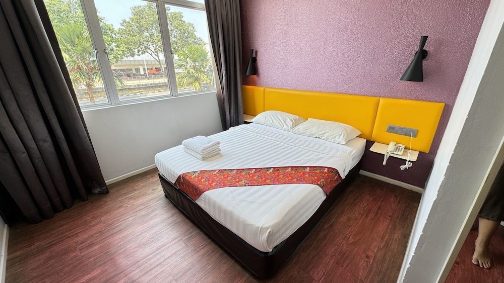 DELUXE, QUEEN BED
