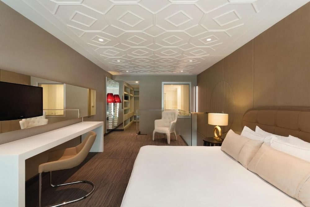 DUPLEX, SUITE, QUEEN BED