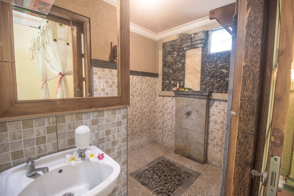 Trijaya Guest House 70/72