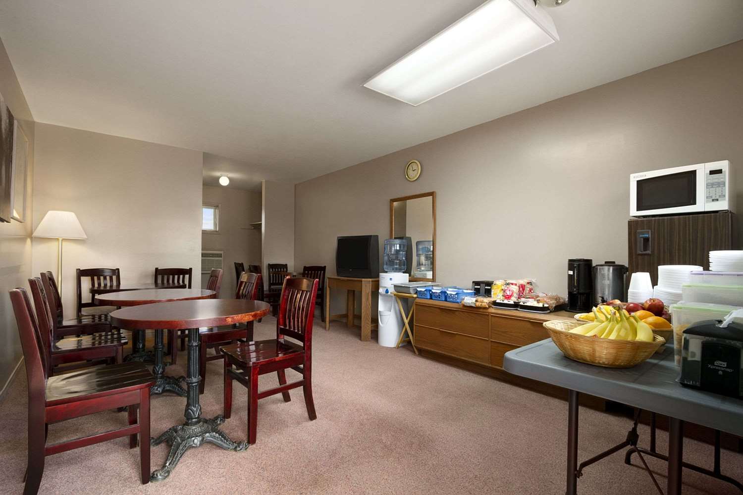 Knights Inn Lindsay 13/14