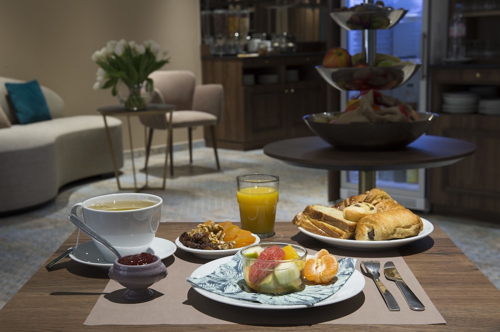 Hotel Mercure Paris Suresnes Longchamp 46/51
