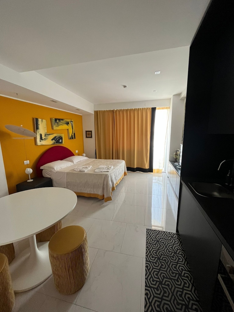 ROOM, KING BED, ACCESSIBLE