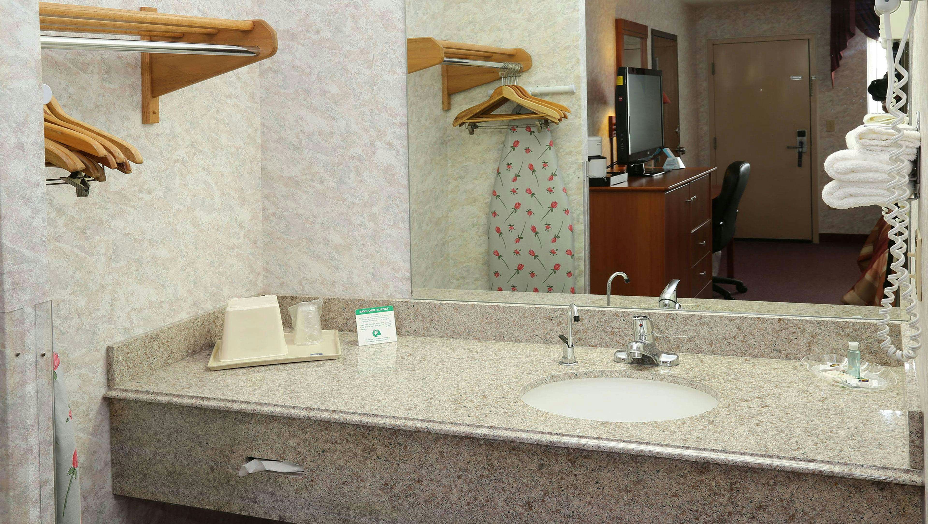 غرفة بسرير كينج، Magnuson Hotel Howell/Brighton 3/3