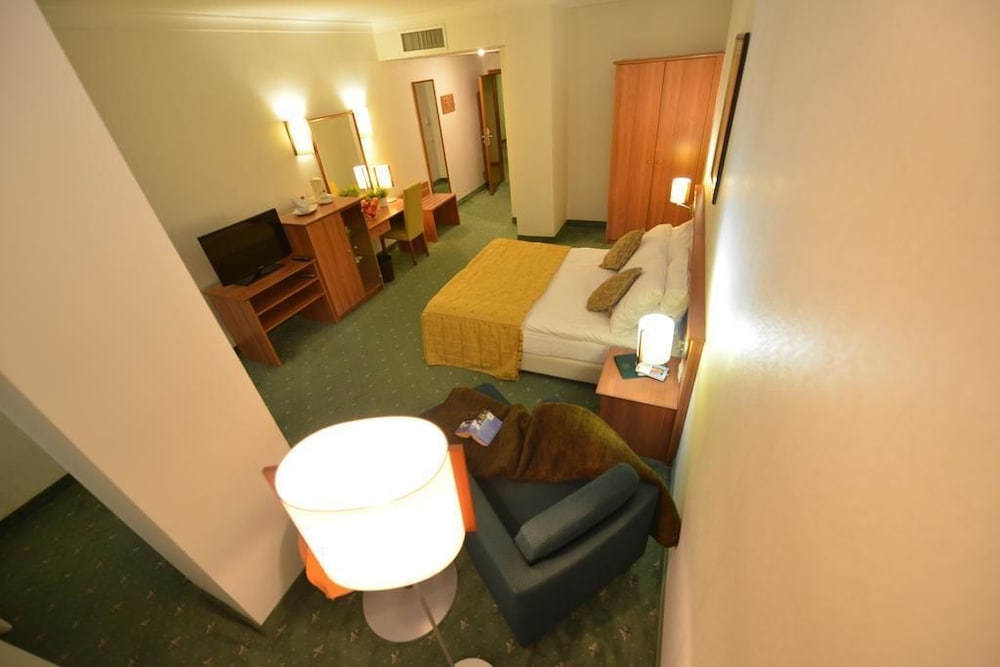 Karpos Hotel 48/50