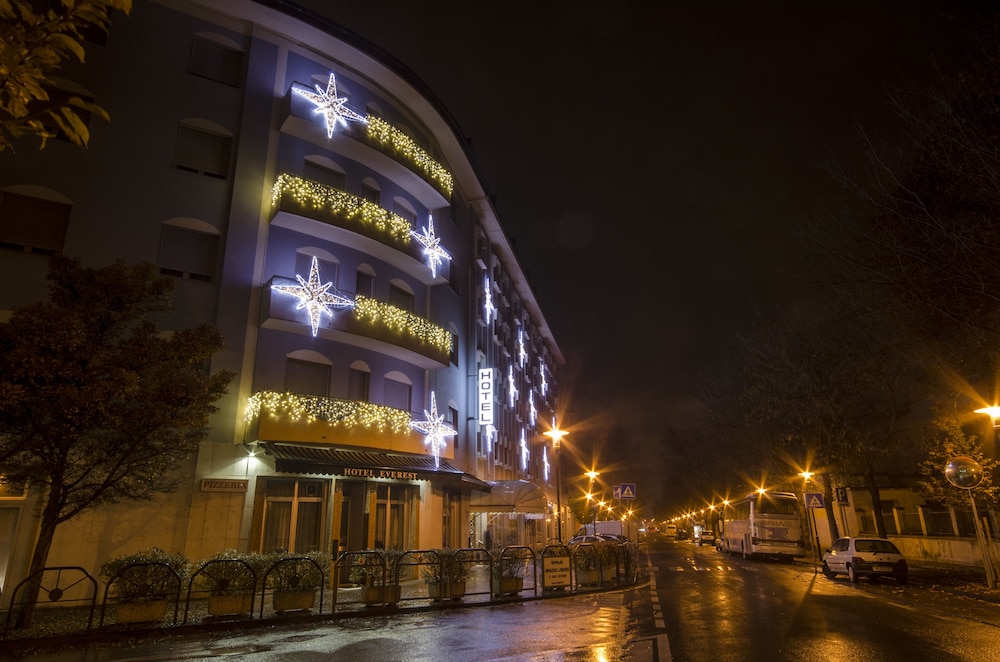 Everest Hotel 4/41