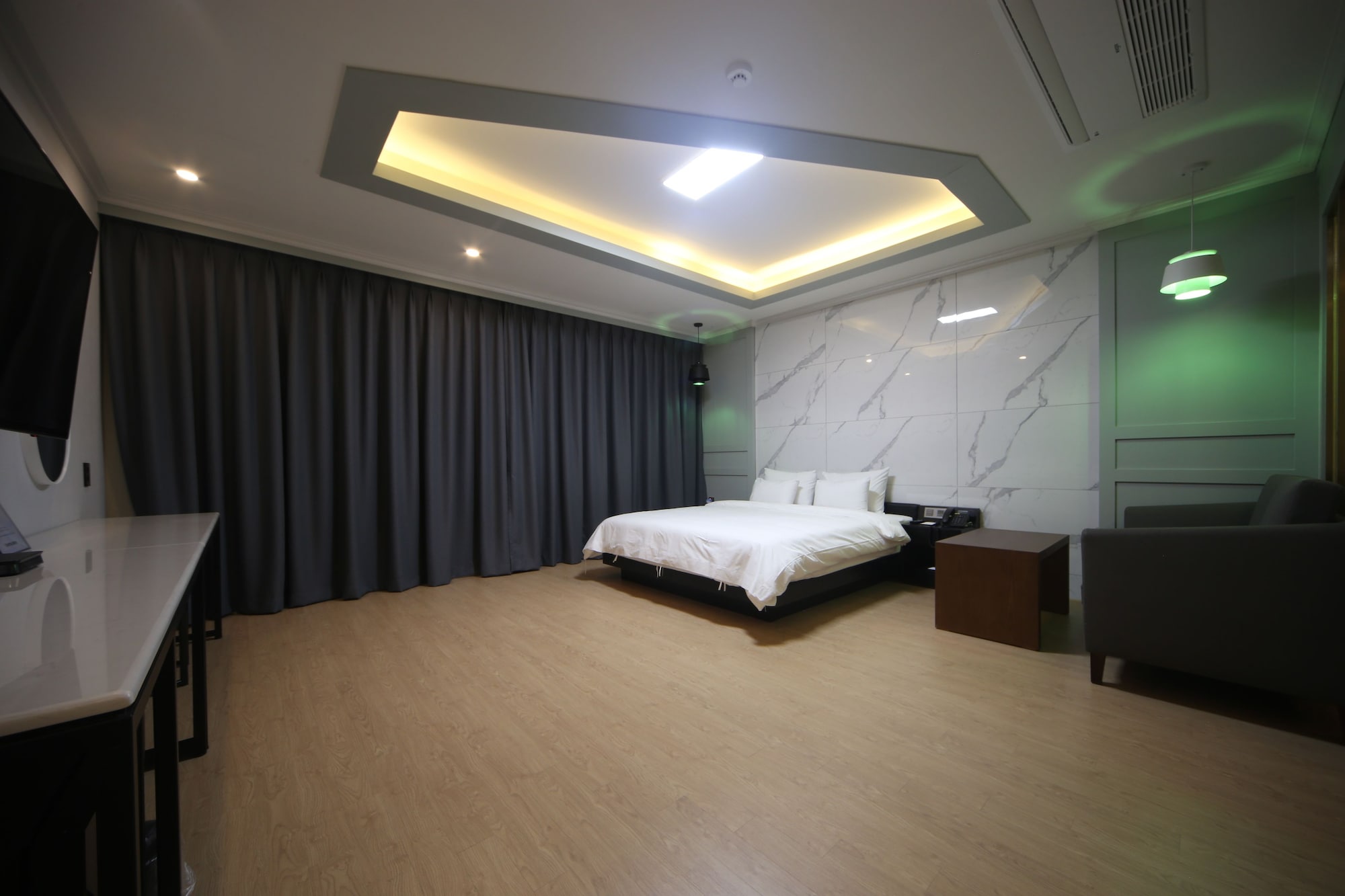DELUXE, DOUBLE BED