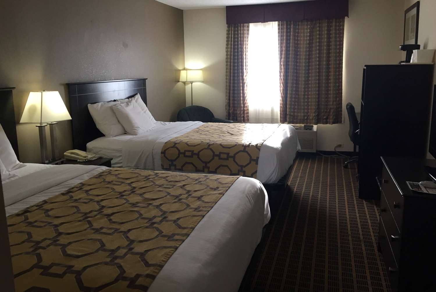 Baymont Inn and Suites by Wyndham Harvard, IL 5/8