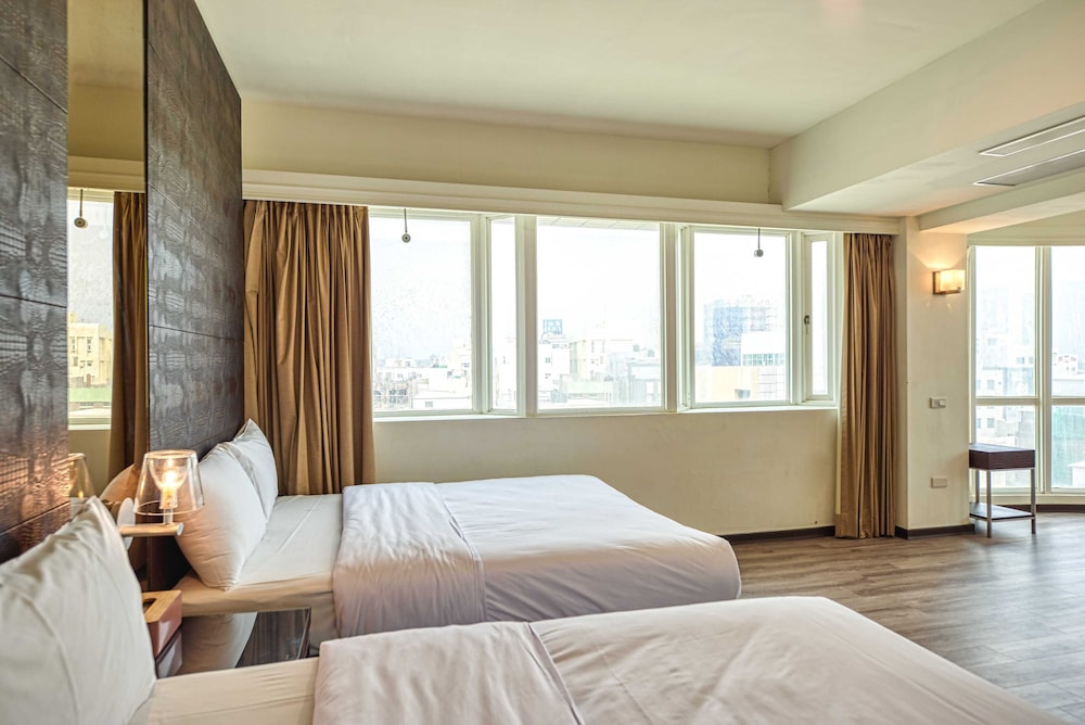 DELUXE, QUADRUPLE, 2 DOUBLE BEDS, BATHTUB