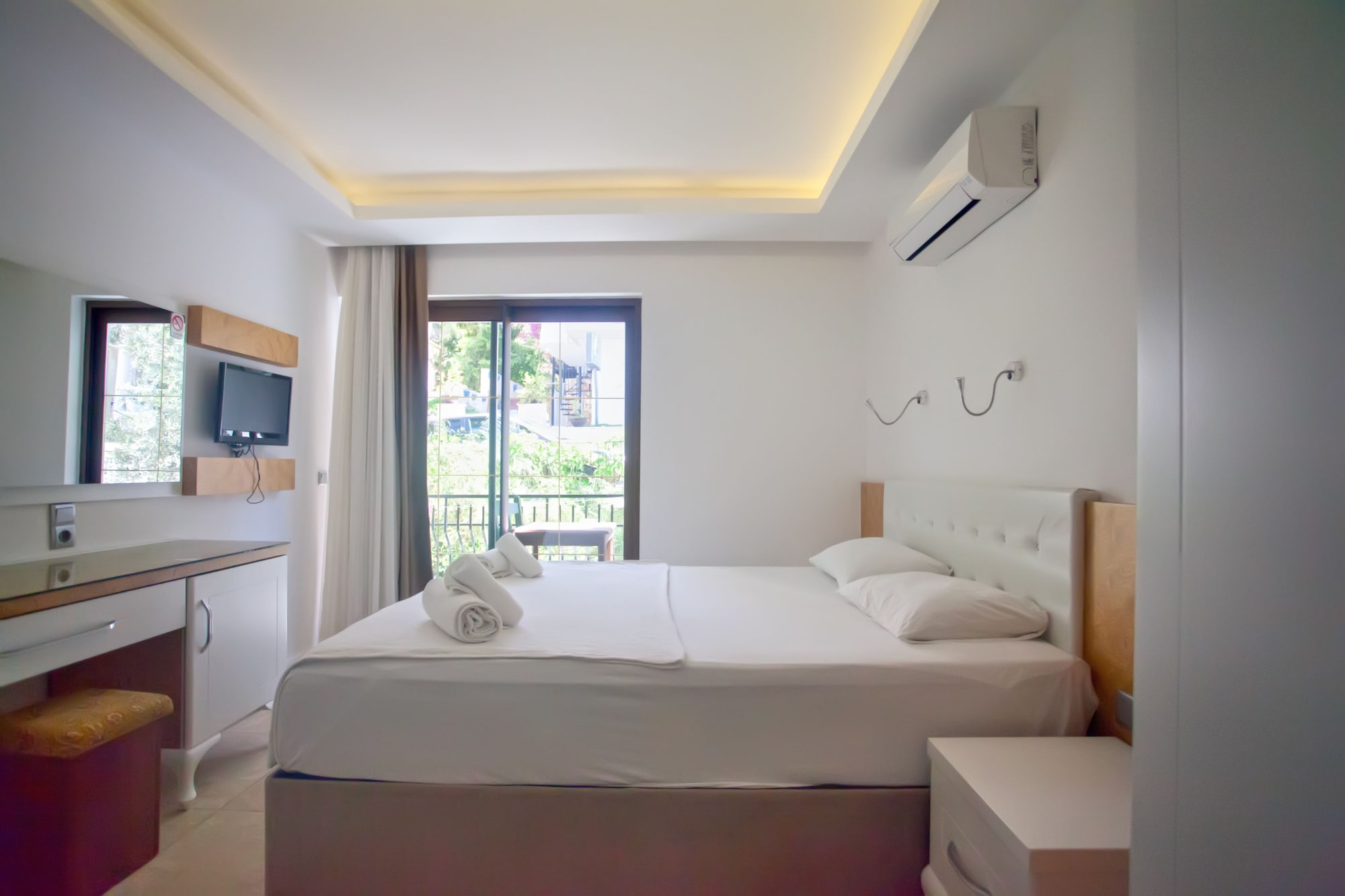 ROOM, DOUBLE BED