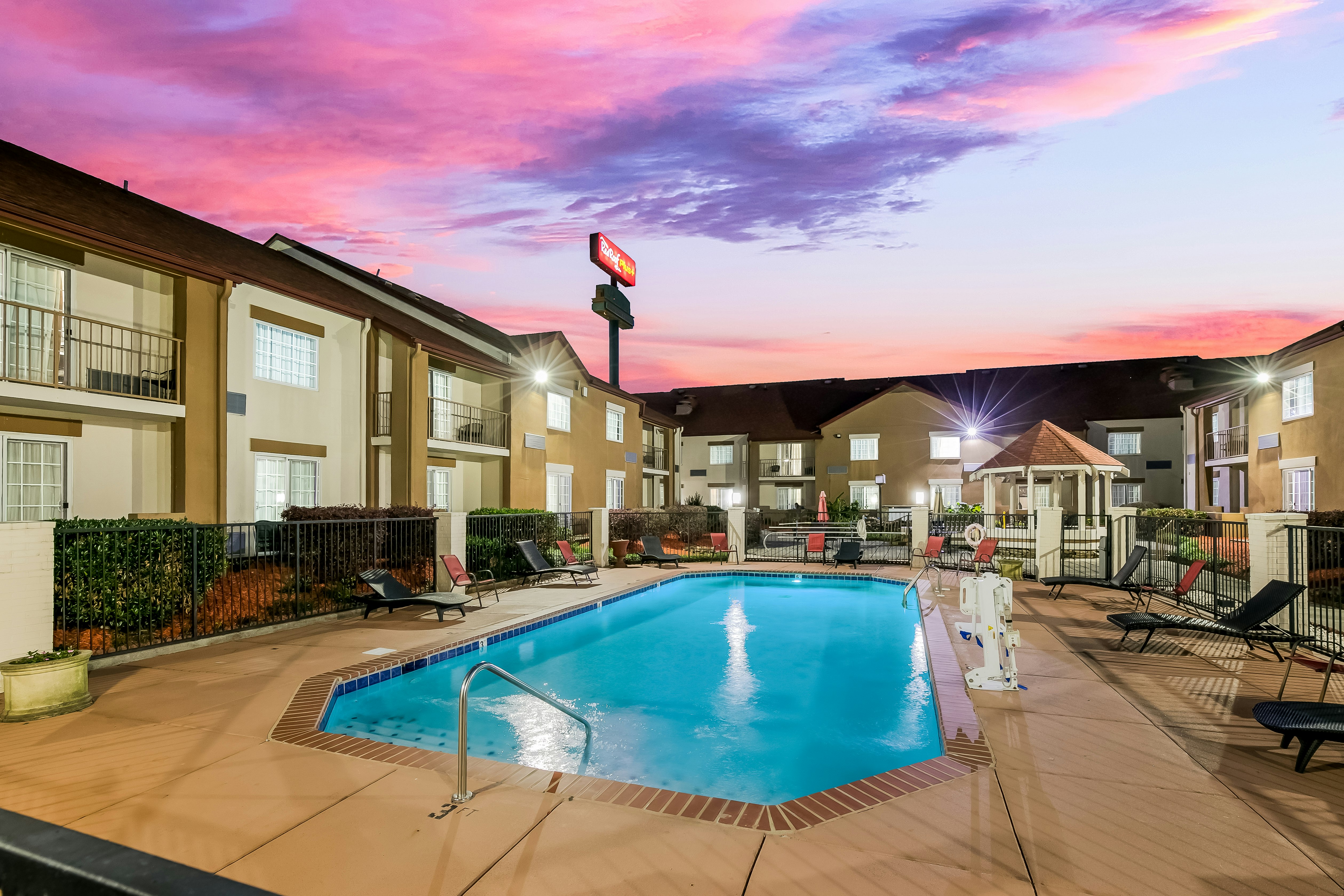 Red Roof PLUS & Suites Knoxville West - Cedar Bluff 47/51