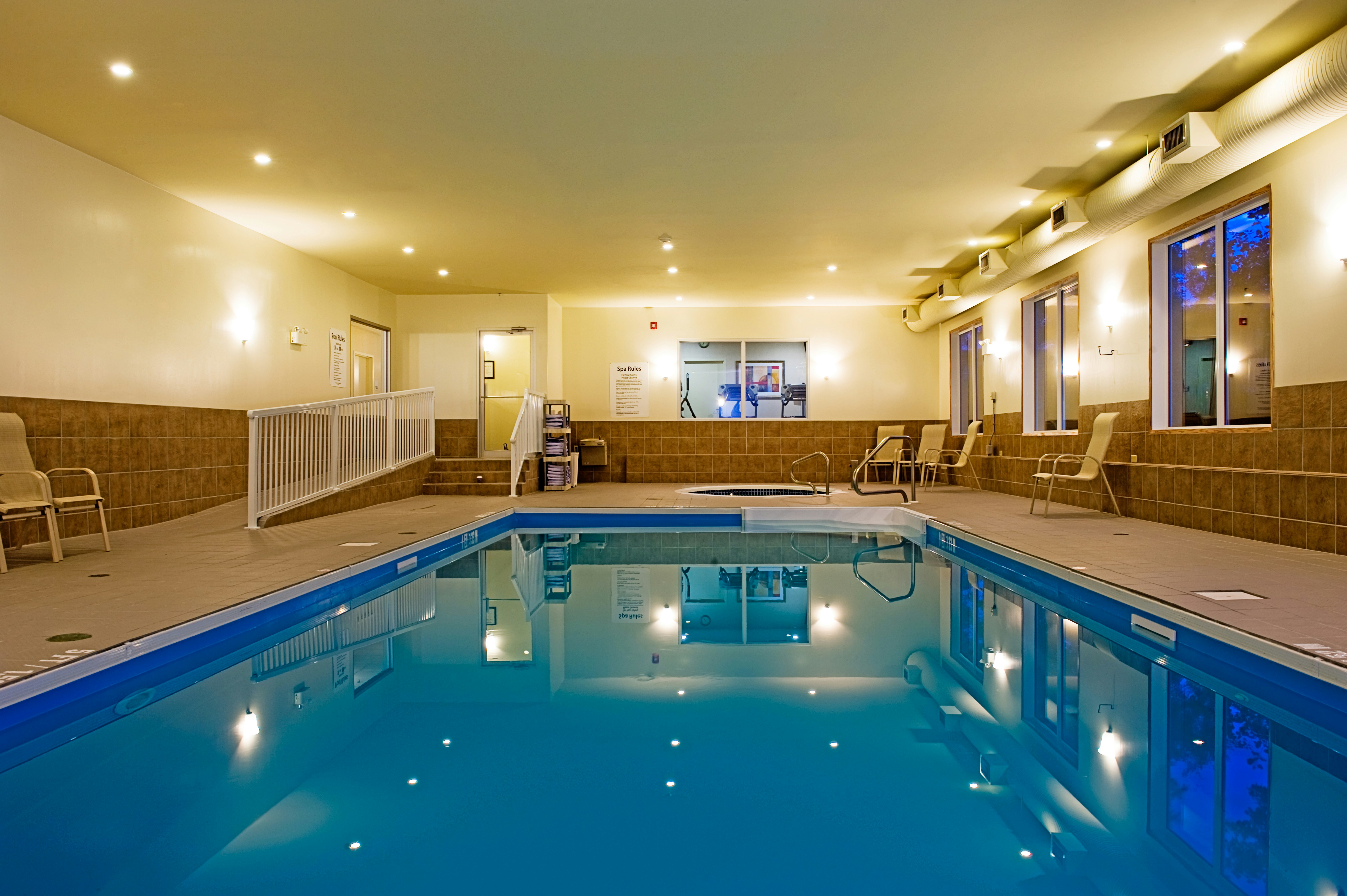 Holiday Inn Express Suites South 38/73