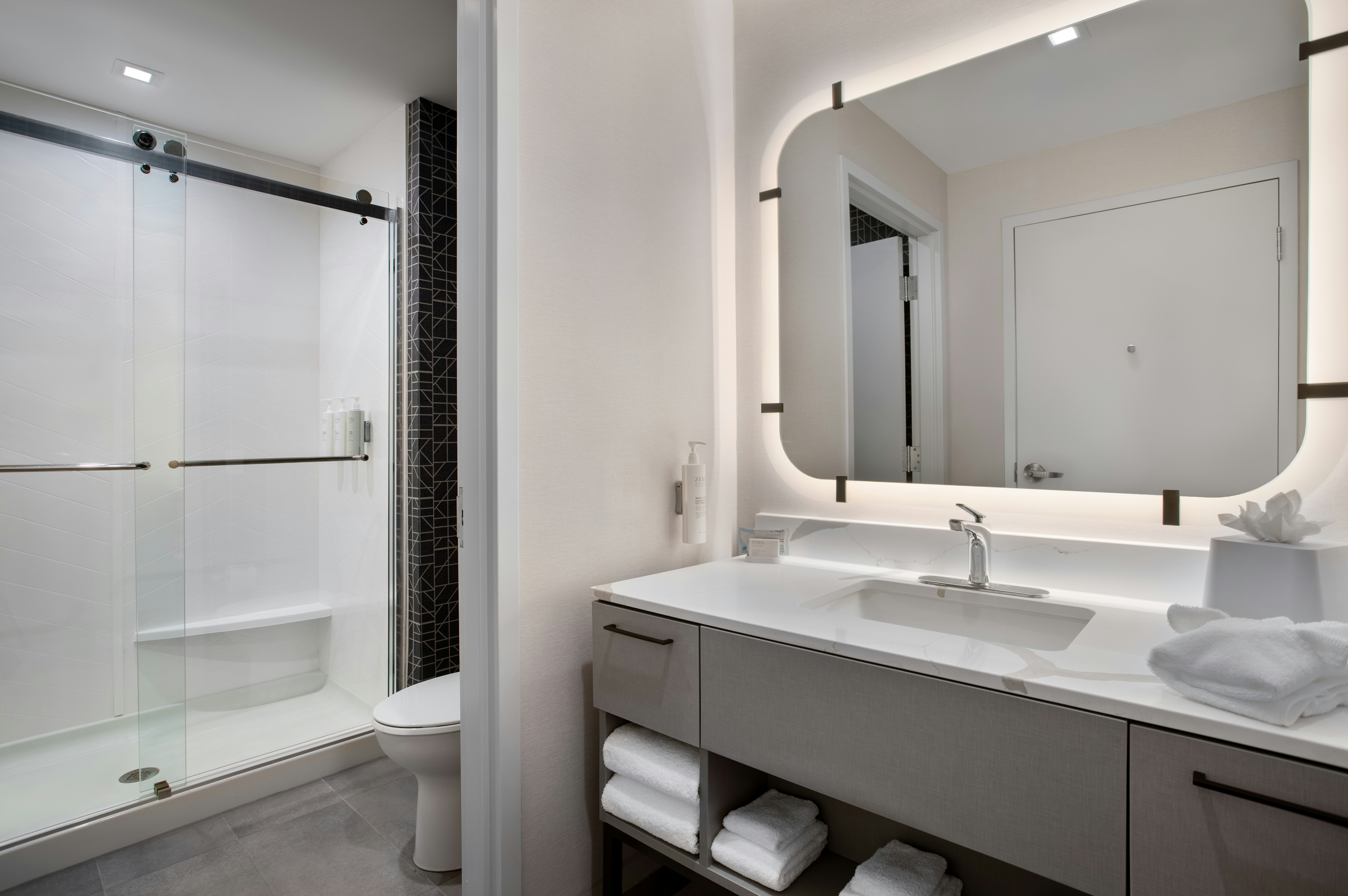 Efficiency, Suite, King Bed, Accessible