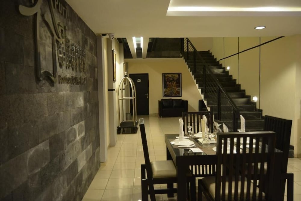 Puri Chorus Hotel 51/57