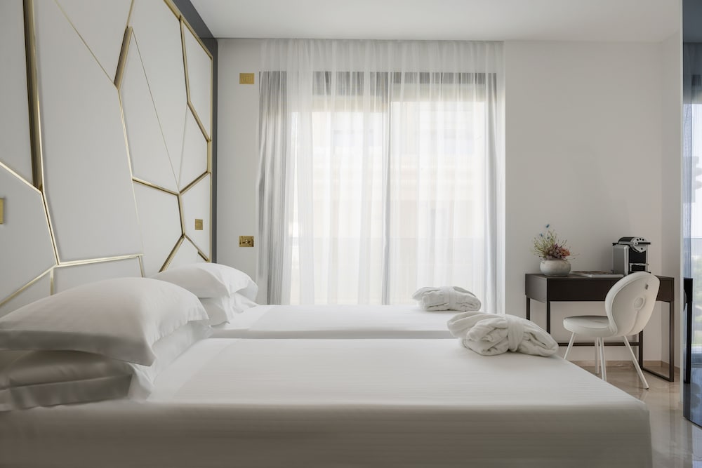 CLASSIC, DOUBLE OR TWIN BED, PARTIAL SEA VIEW