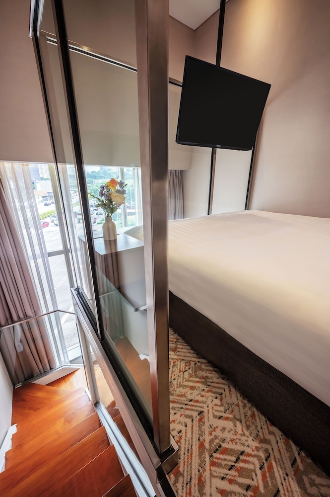 LOFT, KING BED