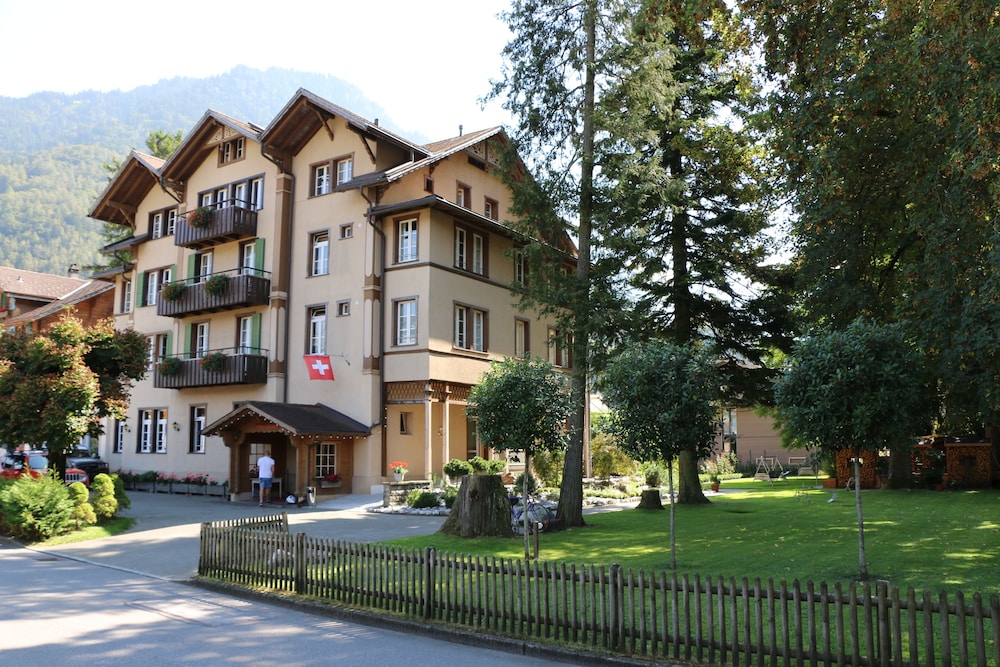 Alpenrose Hotel and Gardens 3/50