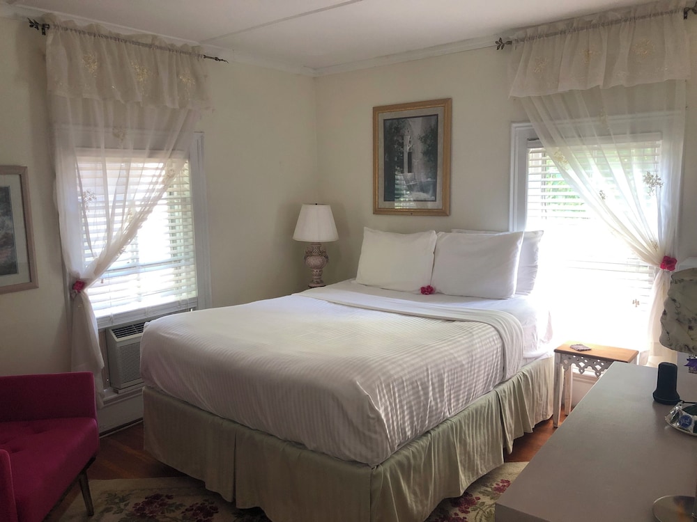 18 Vine Inn &amp; Carriage House 6/50