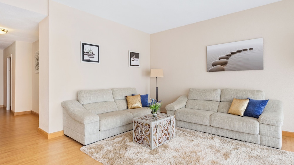 Host Villas & Suites 32/50