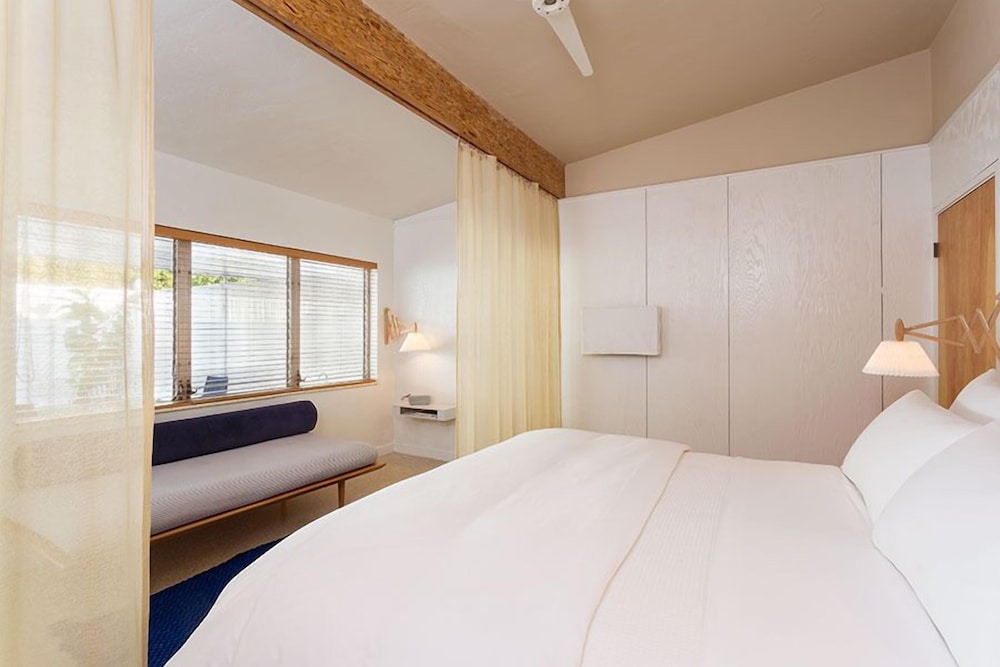 MEDIUM, TERRACE, BATHTUB