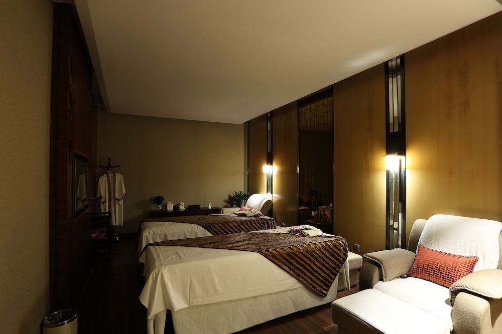 HUALUXE YANGJIANG CITY CENTER 36/79