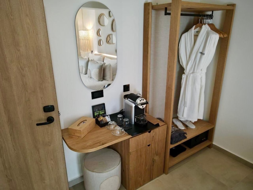 Cabana White Boutique Hotel & Suites 48/80