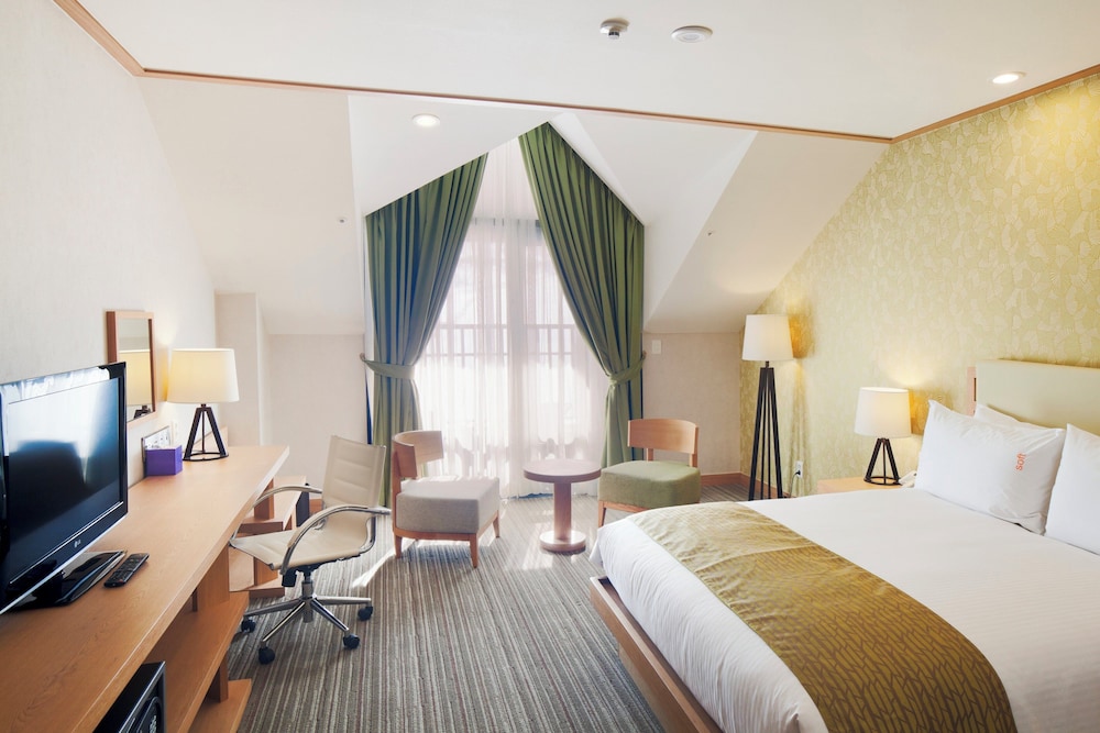 Standard, Queen Bed, Slope View