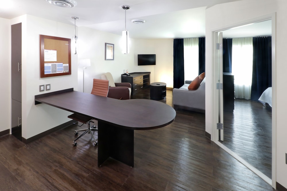 CANDLEWOOD SUITES CELAYA 53/75