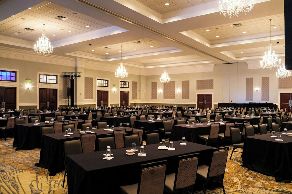 Holiday Inn And Suites Philadelphia W Drexel Hill 44/50