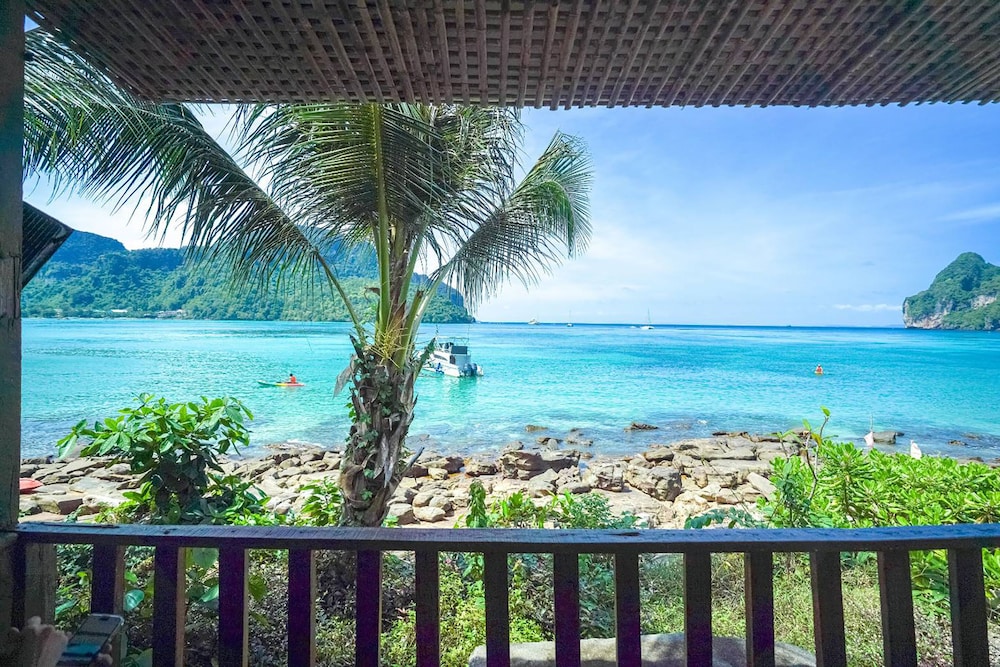 Phi Phi Cozy Seafront Resort 62/67