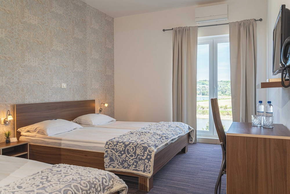 Hotel Lavender 8/50