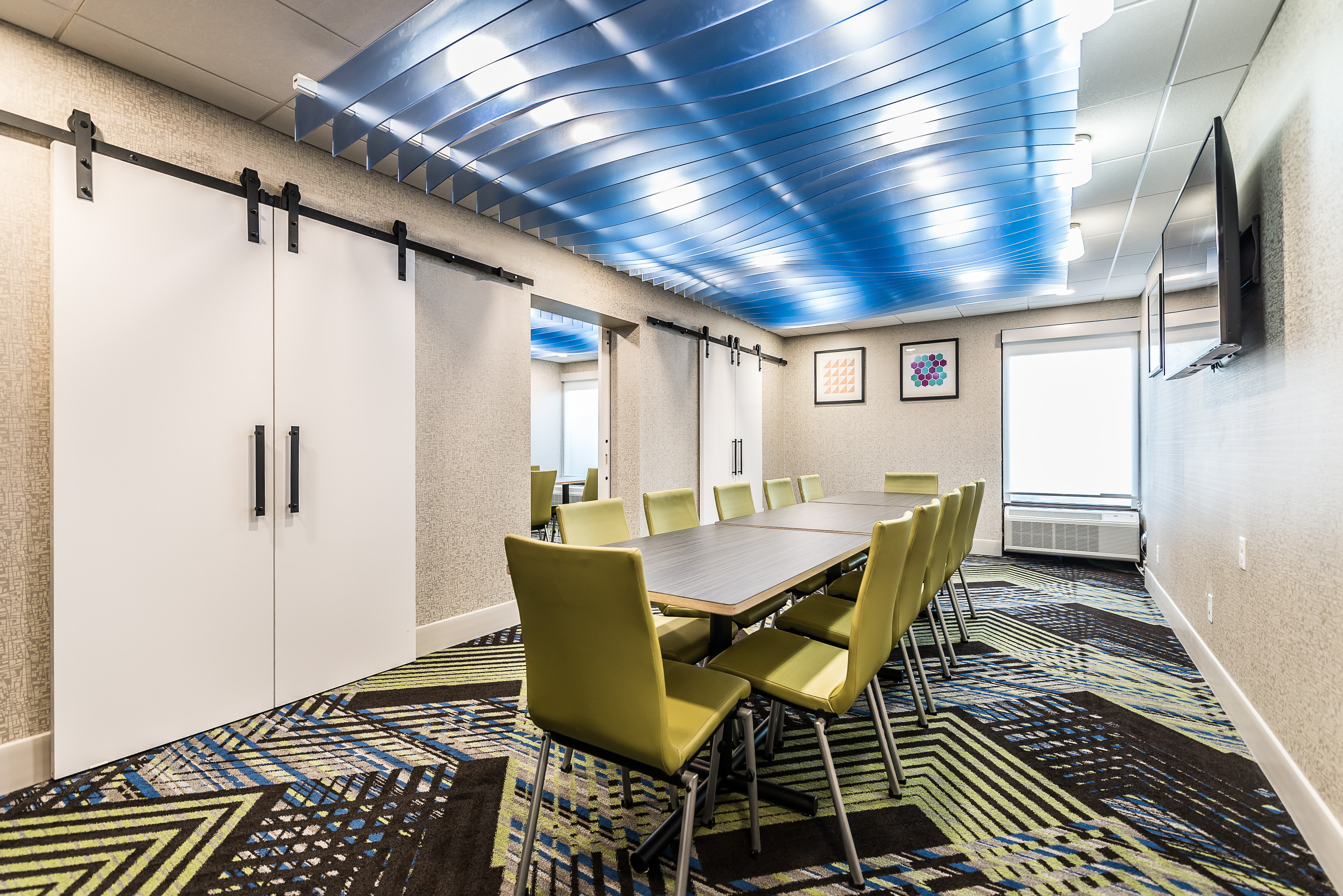 Holiday Inn Express Flint-Campus Area 62/65