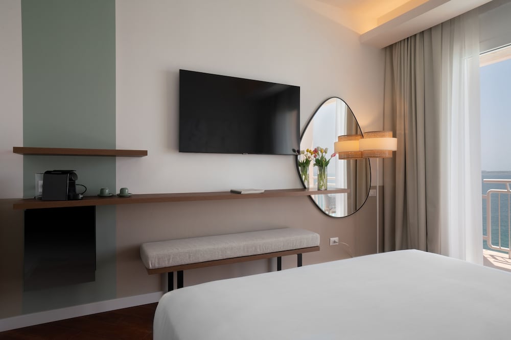 غرفة سوبيريور بإطلالة على البحر بشرفة مفردة بسرير مزدوج، Hotel Delfino Taranto 3/5