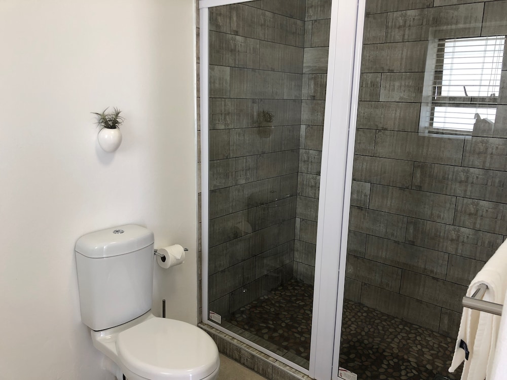 Karee Manor Guesthouse 38/40