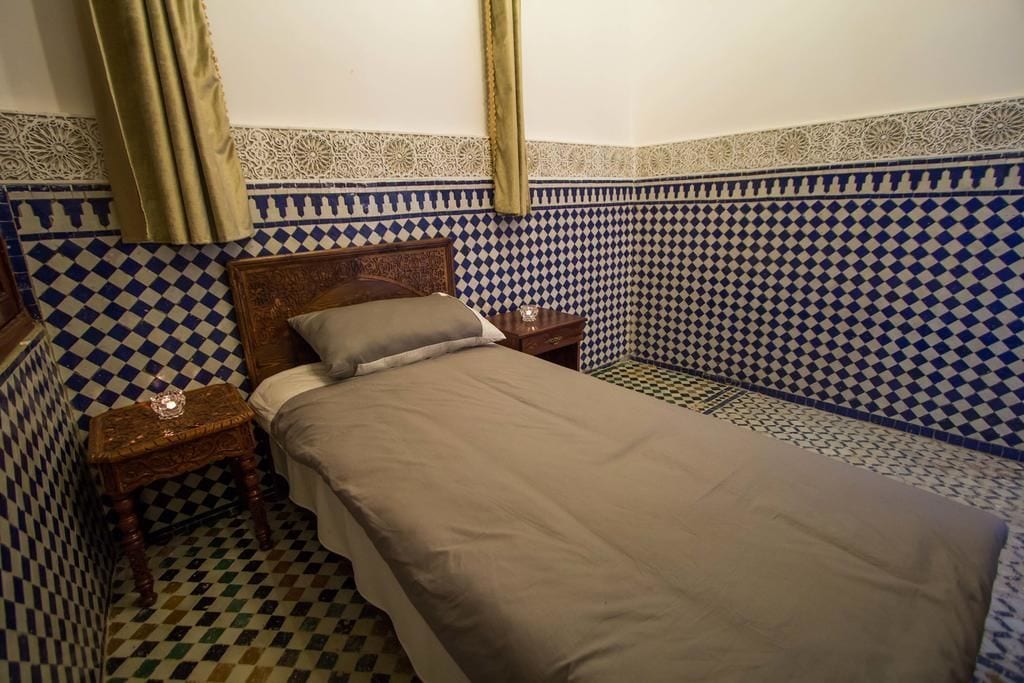 ROOM, SINGLE
