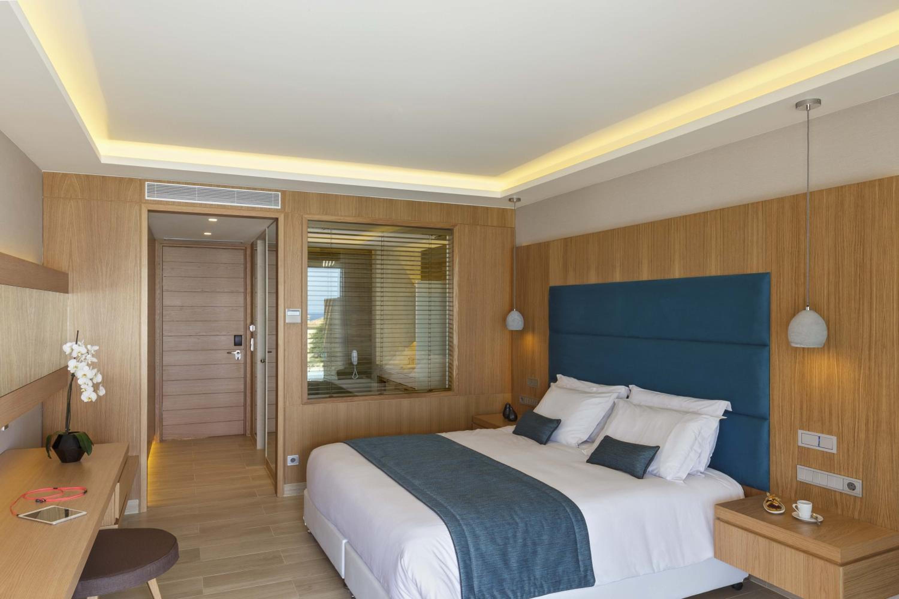 SWIM UP, DELUXE, DOUBLE BED, SIDE SEA VIEW