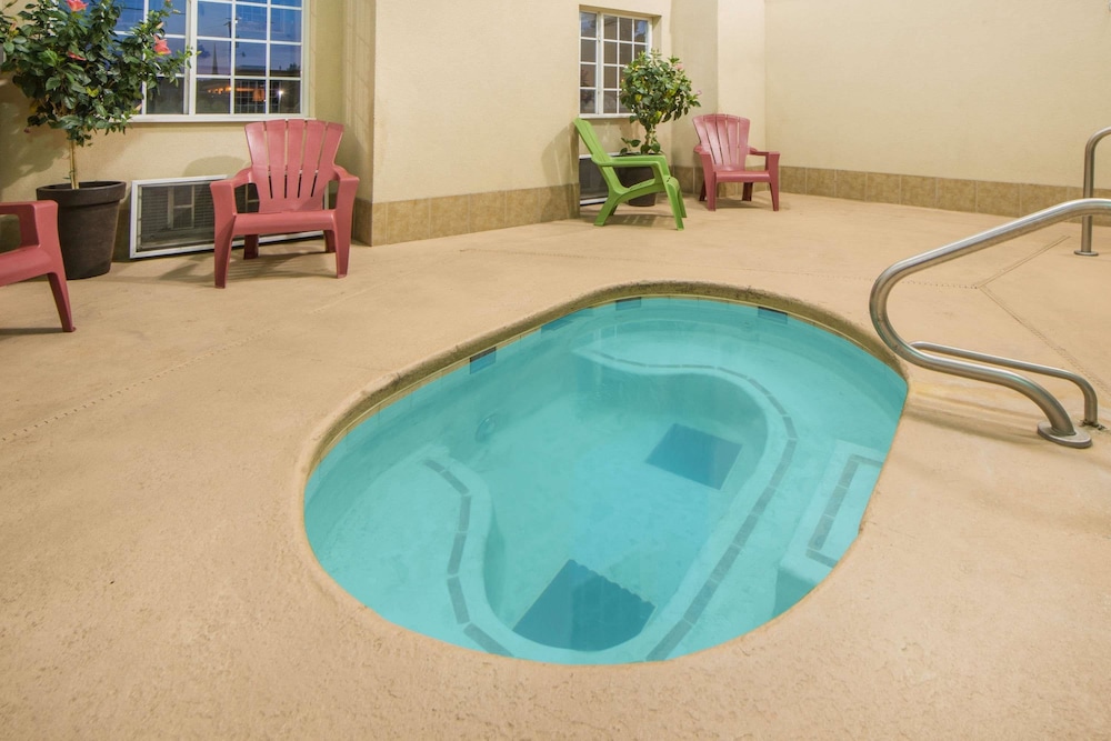 Microtel Inn & Suites by Wyndham Miami 4/24