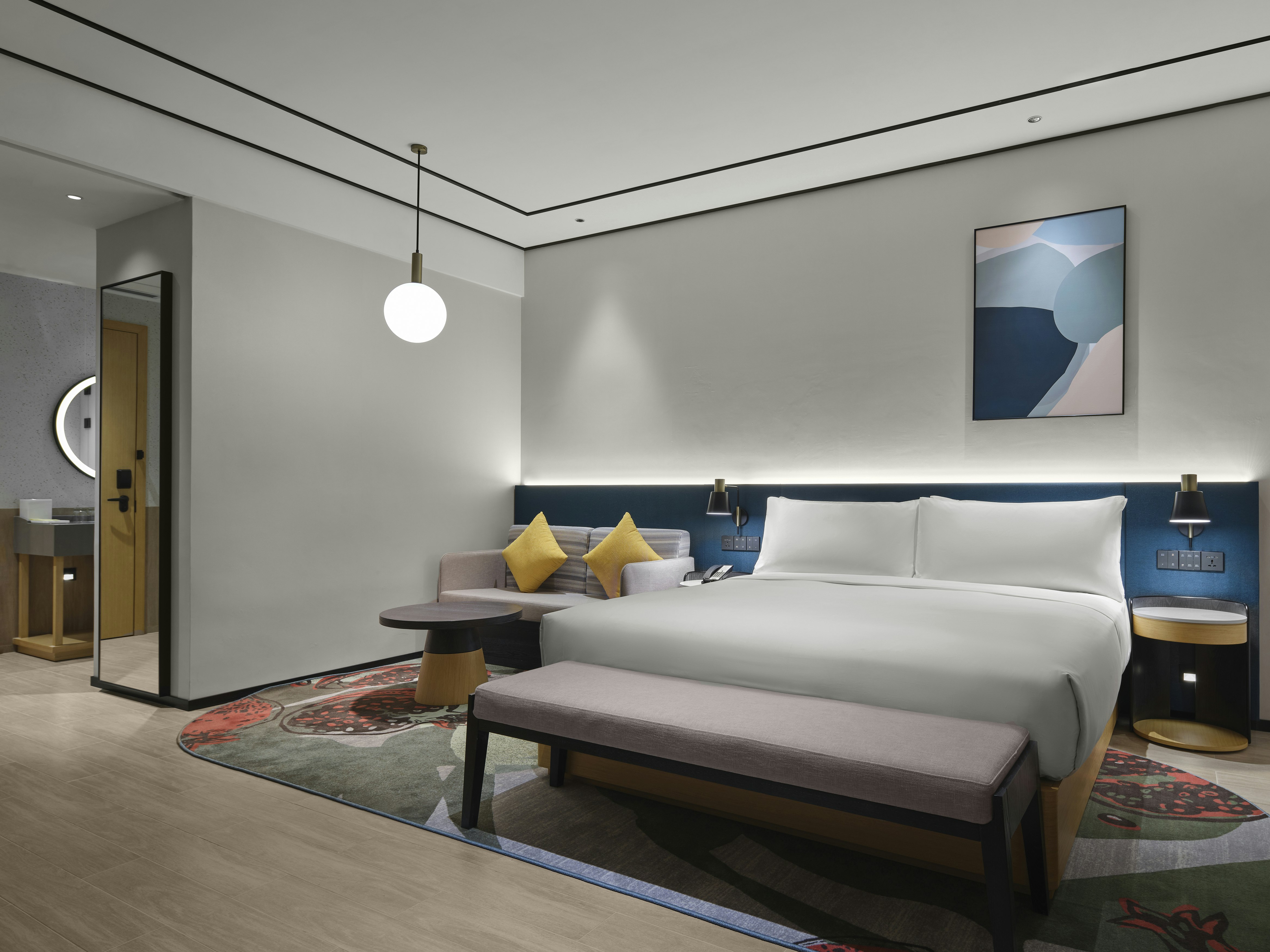 DELUXE, KING BED