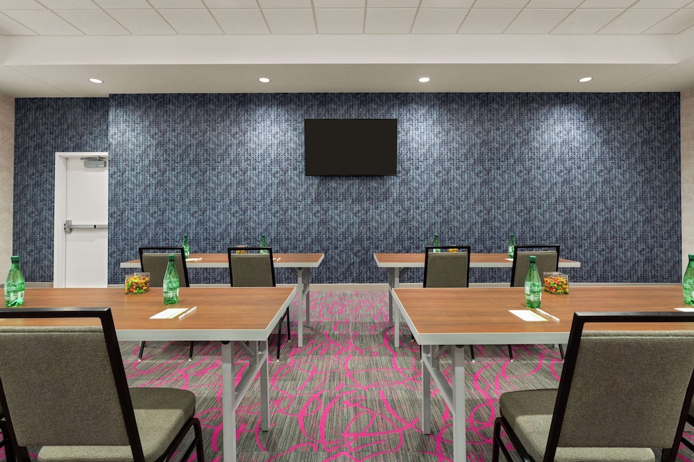 Home2 Suites By Hilton Colorado Springs South 30/30