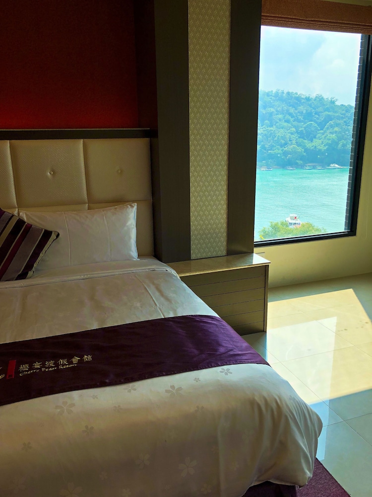 Cherry Feast Resort 25/50