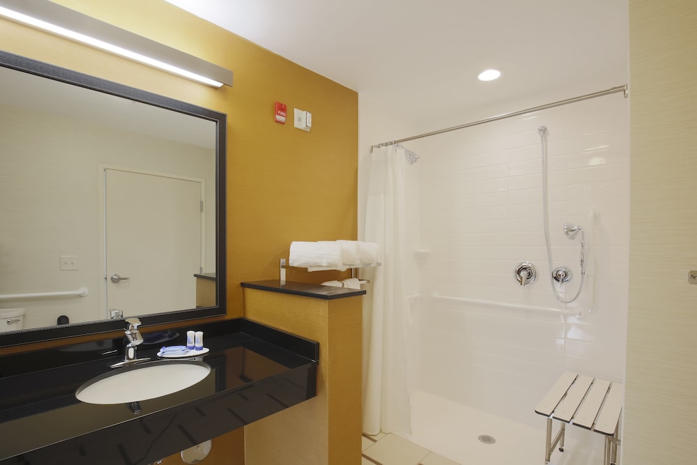 Fairfield Inn and Suites Rogers 54/56