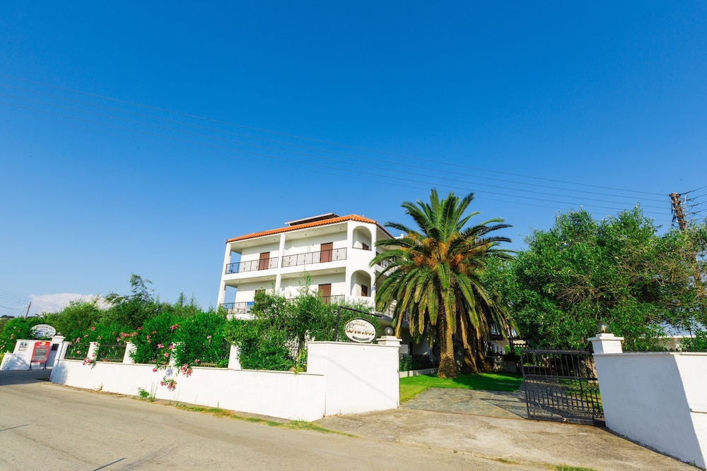 Brouskos Apartments 41/45