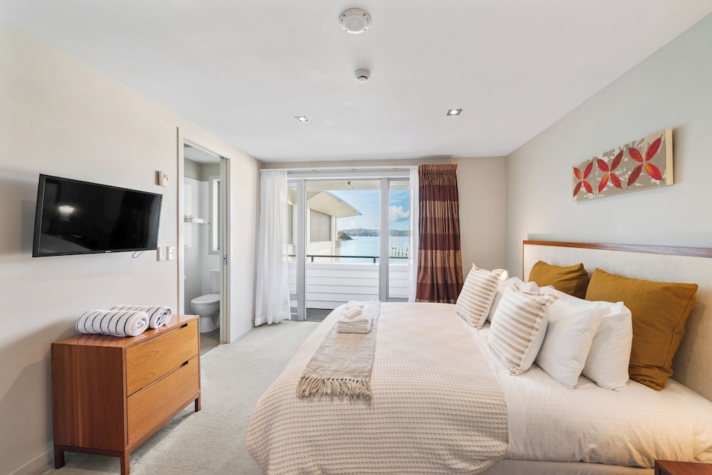 The Waterfront Suites Heritage Collection 17/50