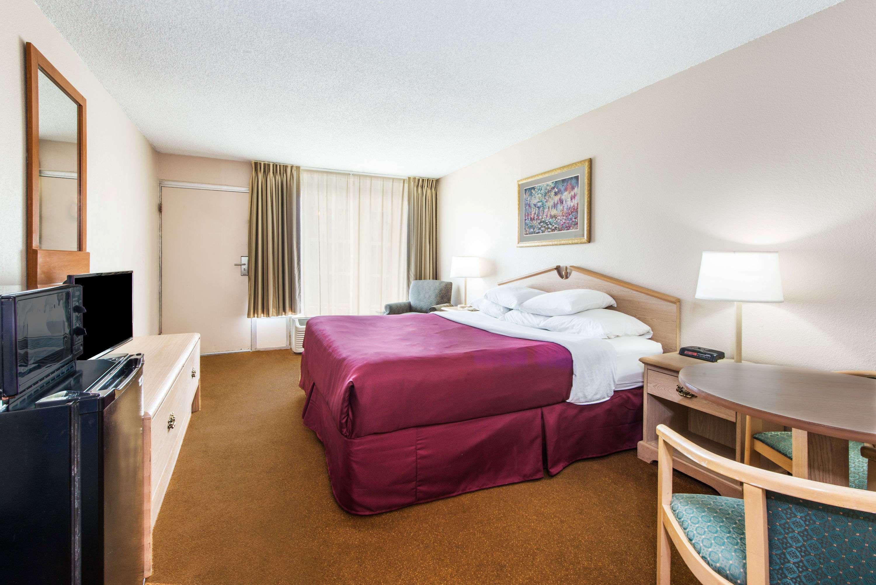 Days Inn by Wyndham Elizabethtown 5/16