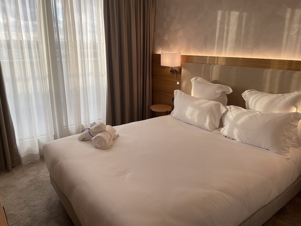 SUPERIOR, QUEEN BED