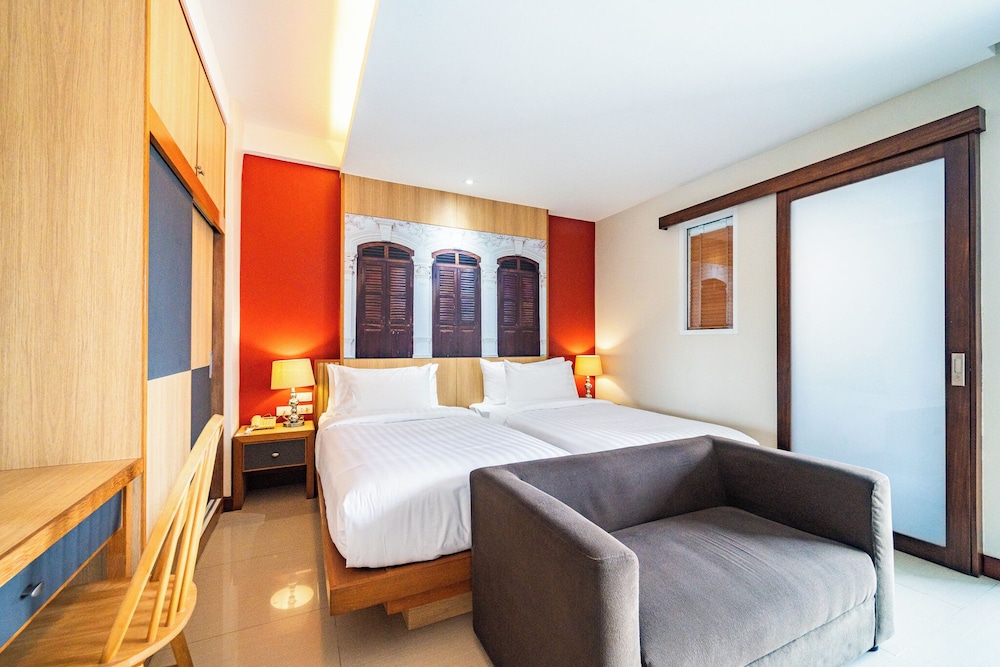 SUPERIOR, TWIN BEDS, KITCHEN