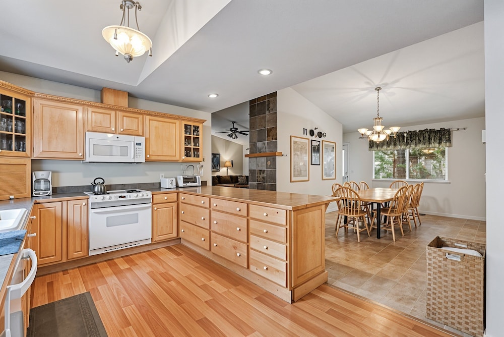 Star of the Mountain - The Star of Your Vacation by Yosemite Region Resorts 4/35