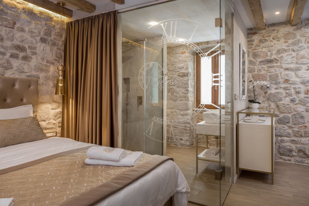 Le Premier Luxury Rooms 13/43